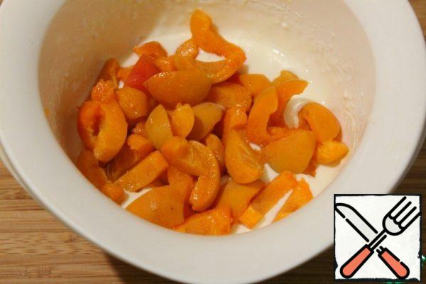 Remove the seeds from the apricot and cut it into pieces.
Add the apricots to the filling and mix.