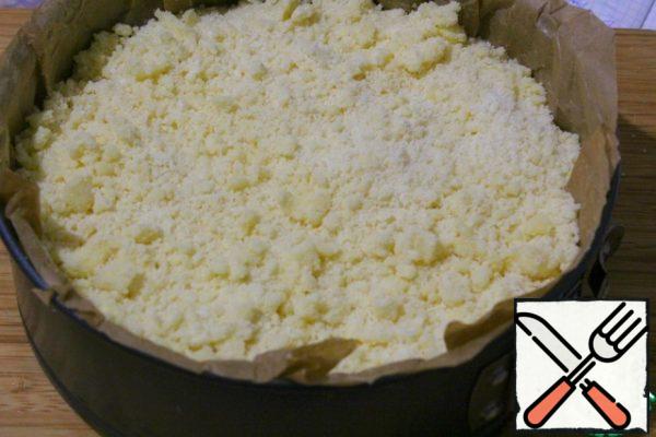 Stuff the stuffing with streusel - it's better to start from the edges.
I sprinkled almond crumbs on top of the streusel (3 tbsp.).