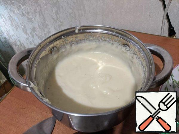 Eggs are ground with sugar, add flour (rice can be replaced with wheat), dilute with cold milk and put on fire. Boil, stirring continuously with a whisk, until the mass thickens. Remove from heat, cool, add vanilla. When the cream is almost cool, add the soft butter and beat with a mixer. Add the chopped nuts.
