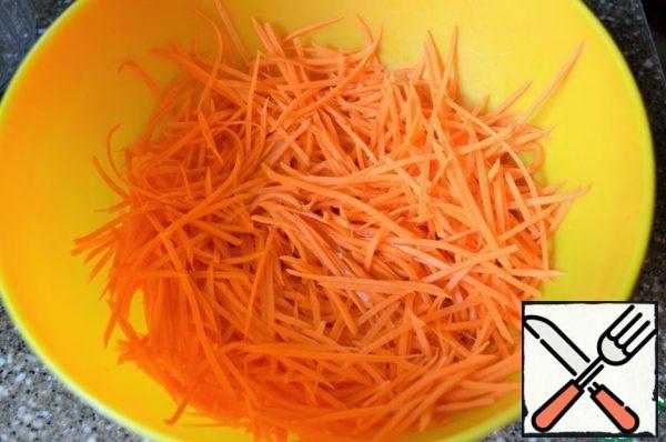 Carrots, traditionally, grate (cut) into thin long strips.
Add salt and sugar and mix.