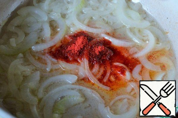 Cut the onion into half rings.
Heat the oil, fry the onion over medium heat until transparent,
add paprika and red hot pepper, coriander,
let boil and pour boiling carrots, mix.