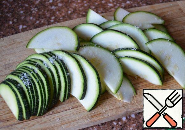 But zucchini should not be rubbed, because they are brittle, can turn into "porridge". Cut into thin slices, add a little salt, they will give juice, become flexible.
