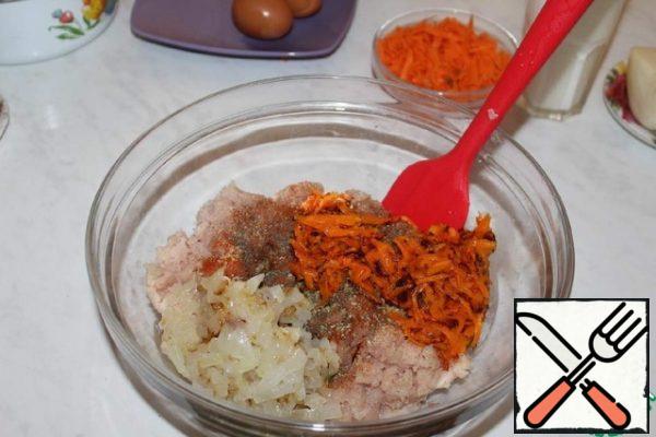 In the minced meat, add spices to taste, fried onions and carrots. Mix well.
