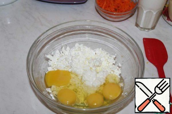 In a bowl with cottage cheese, break the eggs.