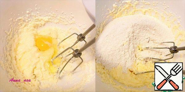 Beat the butter and sugar with a mixer and add the eggs one at a time. Pour the flour mixture into the oil mixture and bring everything to a homogeneous state.