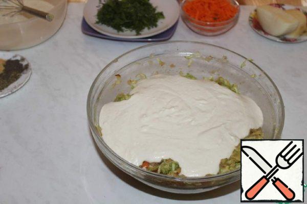 To the minced meat, add 2/3 of the dough, finely chopped, dill and mix.