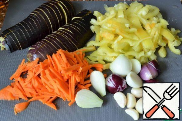 Turn on the oven to warm up, 140 degrees.
Wash, peel and slice the vegetables.