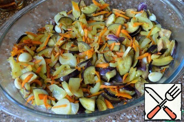 In vegetable oil, fry the onion, garlic, add carrots, fry for 5 minutes. Then add the pepper, after 5 minutes the eggplant. Add salt and fry for another 3 minutes. Place in a fire-proof mold or deep baking tray.