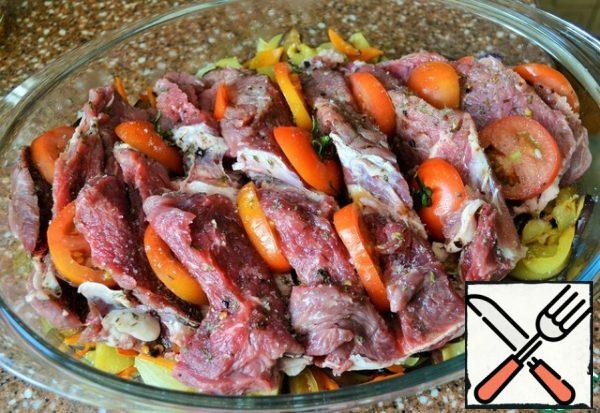 Put the meat on a vegetable pillow and tomato slices in the cuts.