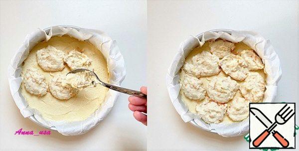 Form a diameter of 20 cm (8 inches) to cover with parchment, you can grease with oil and sprinkle with flour, but I recently use parchment in all baking. Spread the dough evenly over the form. Spread the ricotta evenly over the entire surface with a tablespoon.