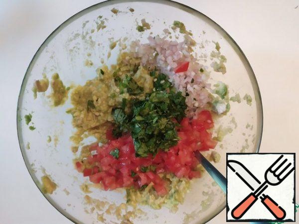 Finely chop the onion, pepper, and coriander. Remove the pulp from the tomatoes and also finely chop. Squeeze out the juice of one lemon.