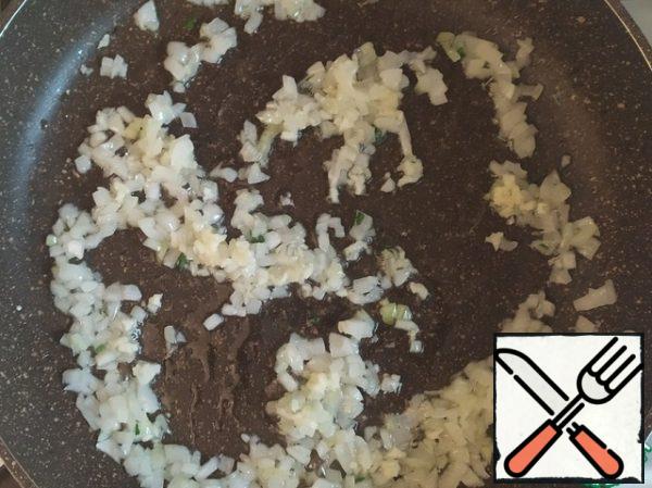 Preheat the oil. Fry the onion. Add the garlic and fry for another couple of minutes.