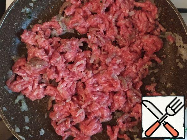 Add the minced meat and fry for five minutes.