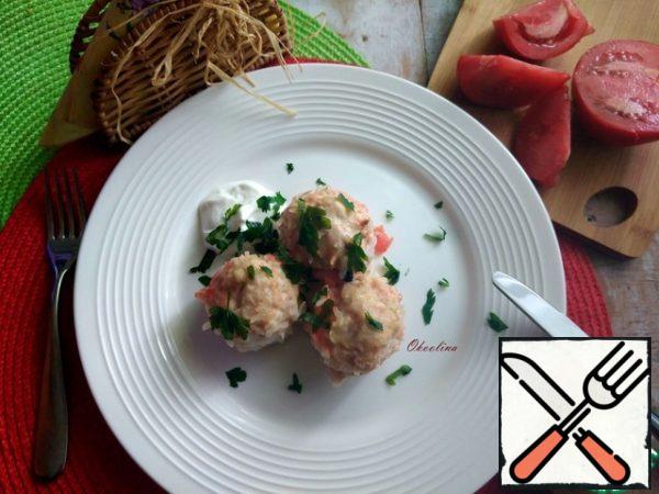 Served meatballs with sour cream and sprinkled them with a little chopped parsley. 3 pieces per serving.