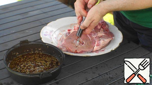 When the marinade cools, fill the syringe with the liquid from it and inject it into the meat on both sides.