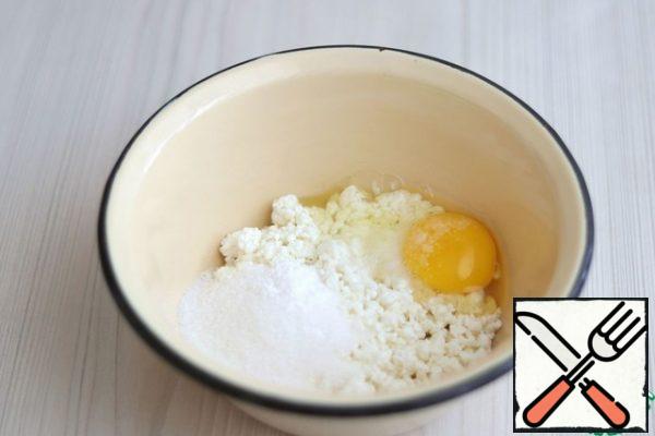 In a bowl, add cottage cheese (160 gr.), salt (1/2 teaspoon), sugar (3 tablespoons), egg (1 PC.)