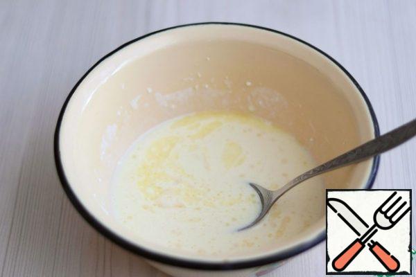 Add to the curd mass, melted butter (2 tablespoons). One tablespoon of leave for lubrication of the layer of rolled dough.