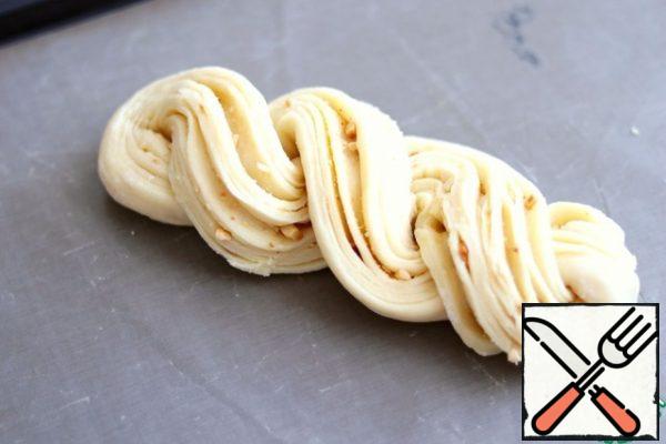 Grease the basket with beaten egg and send it to the oven preheated to t200*C.