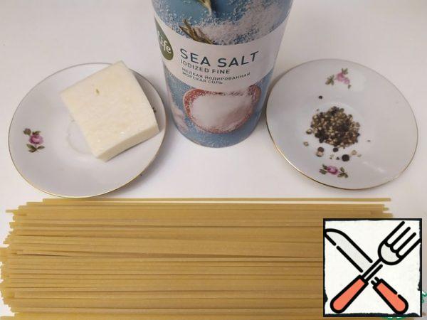 It is better to take thick spaghetti with a rough, porous structure.
The cheese, in the original recipe, is taken by Pecorino Romano. But it can be replaced with Parmesan.
We take a lot of black pepper.
