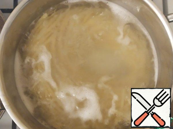 Put the spaghetti on the fire. It will take us just 10 minutes to make the sauce.