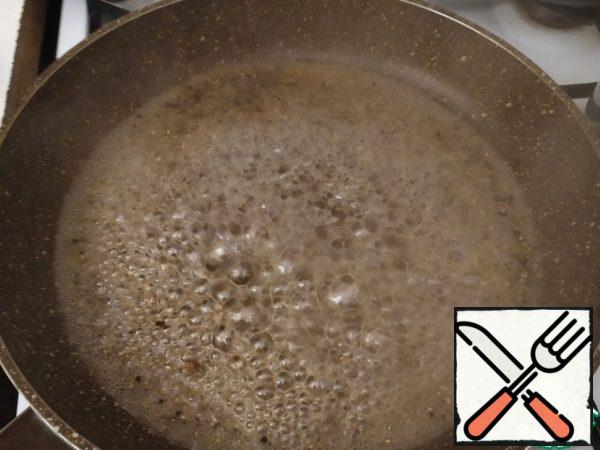 Take a ladle of water from the spaghetti pot and pour it into the pan. Reduce the heat and leave. If the water evaporates, add a little more.

It is important to take water from under the spaghetti. The fact is that during cooking, the pasta gives up some of its starch. Thus, the water acquires adhesive properties. Therefore, in all sauces and other things, it is better to take water from under the cooked spaghetti.