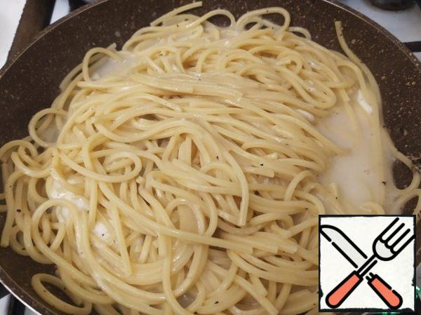 Then add our cheese sauce and, continuing to mix, cook for another 30 seconds.