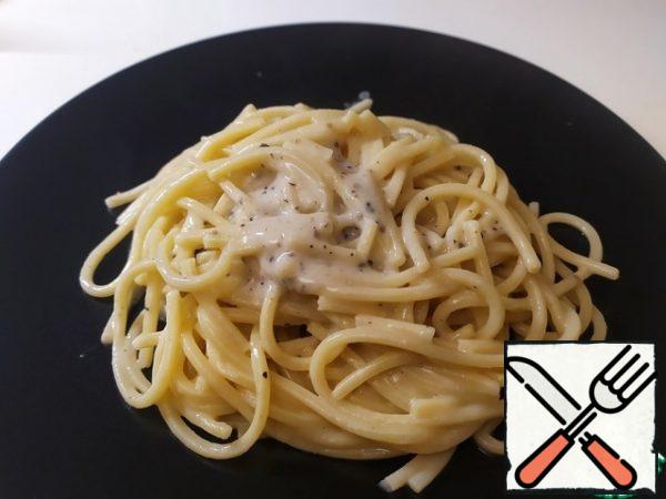 Cacio e pepe-pasta with cheese and pepper-ready.

Bon appetit.