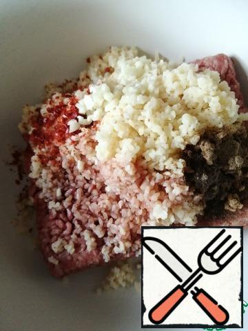 Pre-steam the bulgur. I pour it with boiling water for 30 minutes.
Mix the minced meat with bulgur, finely chopped garlic, take 2 slices, save one for the sauce, salt, black and red pepper. Add dry mint and Narsharab is a good choice.