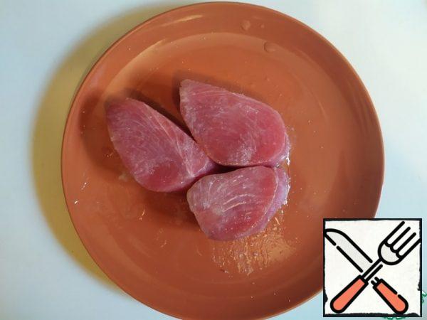 Pat the steaks on both sides with a paper towel, brush with oil, drizzle with lemon and salt.