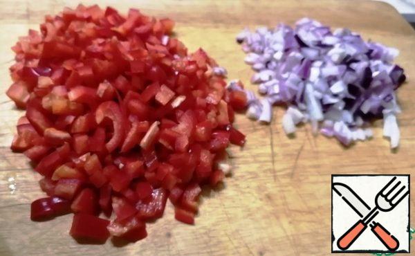 While preparing the filling. Cut onion and pepper into cubes. In olive oil, fry the onion for about 2-3 minutes, add pepper to it, fry for another 3 minutes.If I make boats, then the next step is to add the finely chopped eggplant pulp, which we took out of the halves.