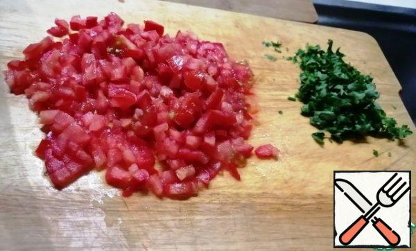 Tomatoes are also cut into cubes, cut greens, garlic is crushed with a knife edge, crushed. Walnuts finely chop.
Add tomatoes and nuts to the pan.