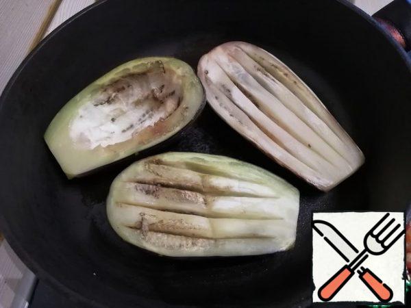 Squeeze the eggplant a little, soak it with a paper towel and fry it in olive oil on each side for a few minutes. We do not have a goal to fry the eggplant until ready, they should only be slightly browned.