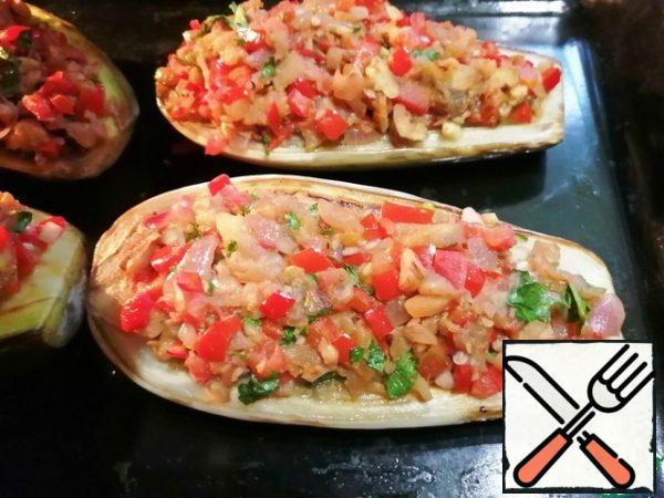 We stuff eggplants with vegetable mixture. Sprinkle a little olive oil and send it to a preheated 180 degree oven for 25-30 minutes.