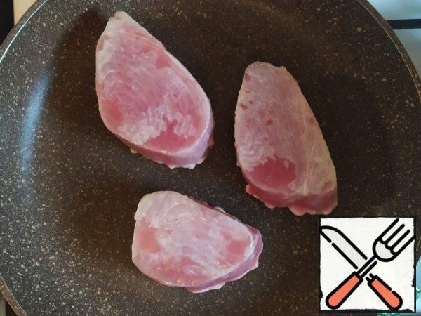 Fry the steaks for about 2 minutes on each side, depending on their thickness.

You can focus on the temperature inside:
43 degrees - very juicy and a little hard (like a meat steak with blood)
46 degrees - meaty and juicy
49 degrees - hard and dry (like a well-done steak)