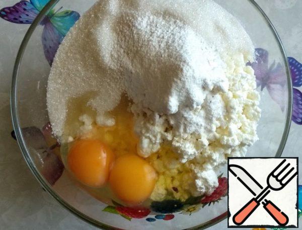 Next, prepare the curd layer. Separately in a bowl, combine the cottage cheese, eggs, sugar, vanilla sugar and starch.