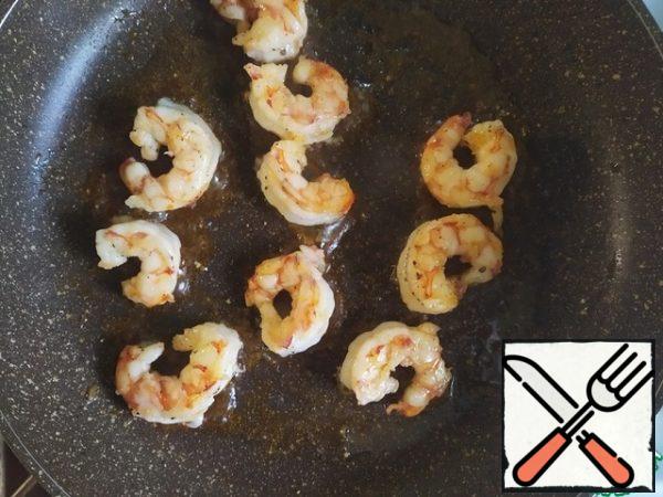 Immediately put the water on the fire. It won't take us long to make the sauce.

Shrimps are cleaned and dried. Salt and pepper on both sides. And fry, too, on each side for a couple of minutes. Then we put it aside.