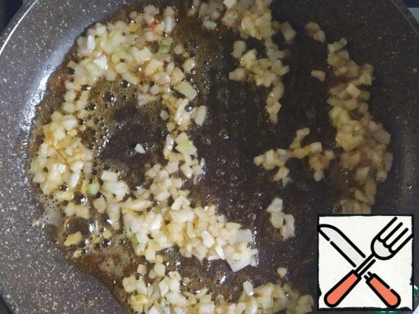 In the same pan, melt the butter and add the olive oil. And fry the onion.