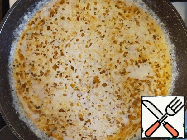 Add the cream. Salt, pepper, add oregano and nutmeg.