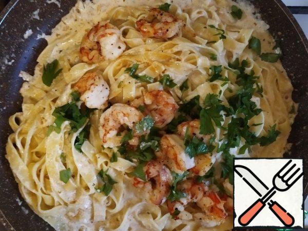 Add the shrimp and parsley and mix again.
Estimate the density of the sauce. If it is too thick, add a little water (cast from the spaghetti) and dilute to the desired consistency.