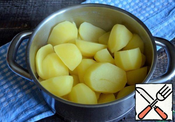 Wash the potatoes, peel, slice, salt, cook until tender, drain the broth. Dry the potatoes, this will save the mashed potatoes from a watery taste.