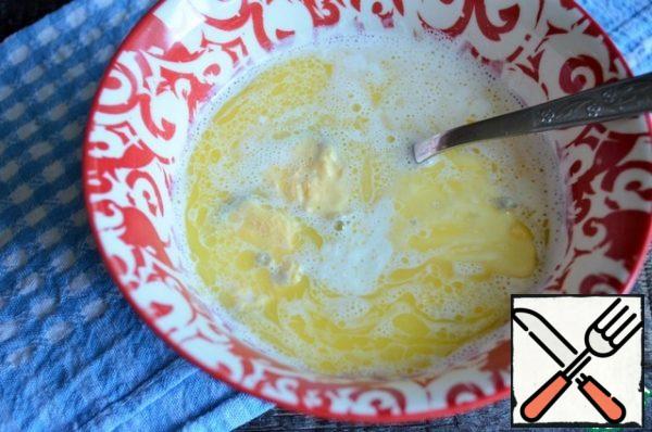 RUB soft butter and boiled egg yolks, pour boiling milk, mix until smooth.