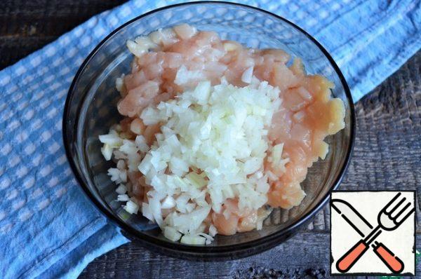 Clean the chicken breast from the film, cut into cubes, 0.7-1 cm, add semolina.
Chop the onion finely, add salt, lightly chop, and add to the breast.