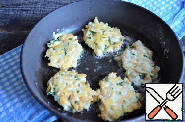 Heat 1 tbsp of vegetable oil, spread 1 tbsp of the mass and fry over medium heat for 2-3 minutes. Turn over, cover, and bring to a boil for 1.5-2 minutes.
