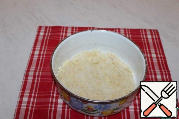 Prepare the crumbs. Mix flour and sugar. Add the butter. Grind into crumbs. Put it in the refrigerator.