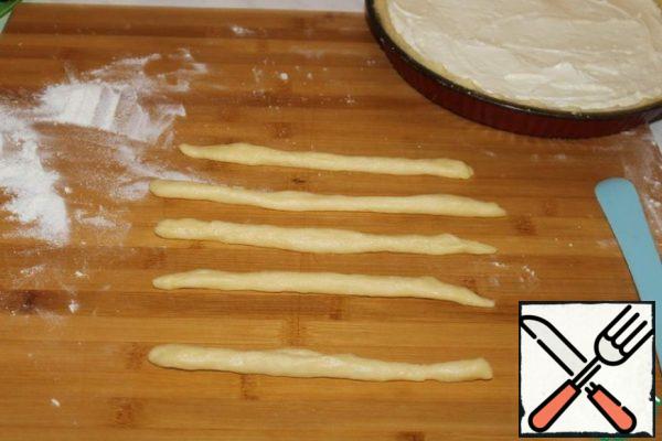 From the remains of the dough, make five bundles.