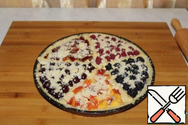 Spread the fruit and berries. Sprinkle the rest of the crumbs on top.