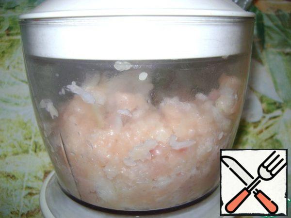 Chop the chicken fillet and onion in a blender.
