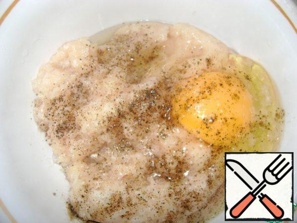 Add the starch, egg, salt and pepper to the minced meat and mix thoroughly.