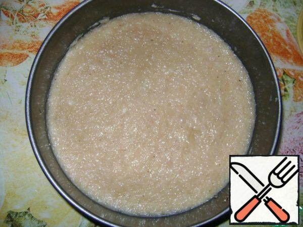 Spread the minced meat, evenly distributing it over the entire form. Put in the oven, preheated to 180 degrees, for 15-20 minutes. Be guided by your oven.