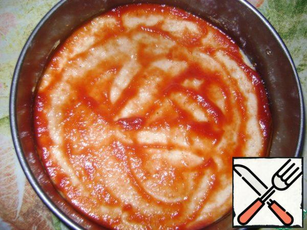 Spread the ketchup on the base. You can take 1 tomato, peel from
peel, squeeze out excess water, grind in a blender with salt and pepper.